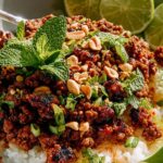 Erfrischendes Wacholdertee-Extrakt-Limetten-Rindfleisch mit Kokosnuss