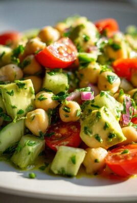 Frischer Kichererbsensalat mit Avocado