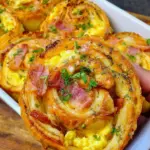 Frühstücksrollen mit Rührei, Käse und Putenspeck