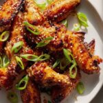 Hot Honey Chicken Wings: Sesam, Frühlingszwiebeln Genuss!