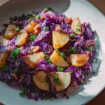 Leckere Rotkohl Pfanne mit Kartoffeln – schnell und einfach!