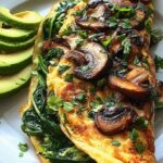 Omelett mit Pilzen, Spinat und Avocado