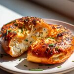 Protein Bagels mit Cottage Cheese und Everything Seasoning