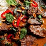 Thailändisches Rindfleisch mit roter Currysoße