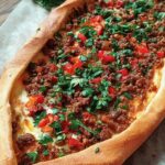 Türkische Pide mit Hackfleisch