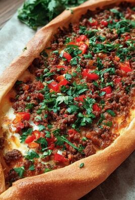 Türkische Pide mit Hackfleisch